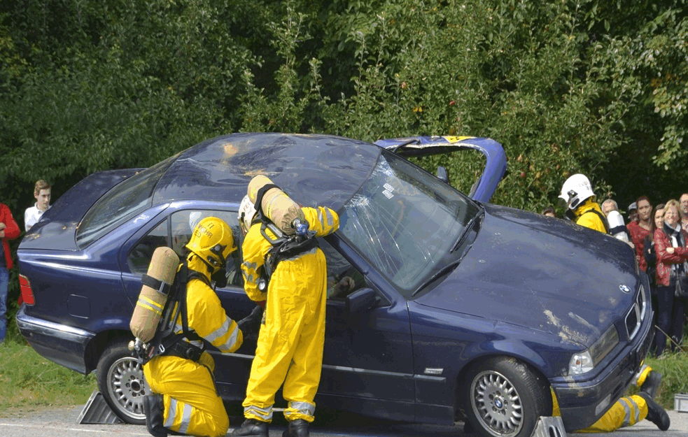 UŽASNA NESREĆA U PROKUPLJU: Dve osobe POGINULE, tri povređene u sudaru kamiona i automobila! 